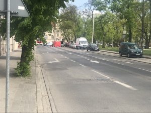 widok na ulicę Kościuszki, gdzie 150 metrów dalej doszło do potrącenia pieszej