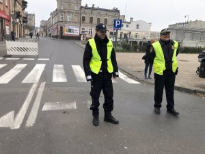 policjanci zabezpieczający bieg