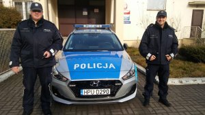 Funkcjonariusze z Komisariatu w Kłecku oraz nowy radiowóz Hyundai i30.