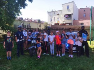 dzieci i funkcjonariusze z półkolonii na ogródku Jordanowskim w Gnieźnie