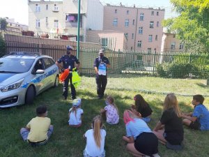 dzieci i funkcjonariusze z półkolonii na ogródku Jordanowskim w Gnieźnie