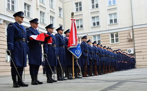Policjanci z oddziału prewencji z flagą Polski