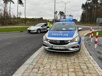 policjant drogówki sprawdza trzeźwość kierowcy