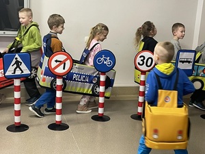 przedszkolaki przy znakach drogowych